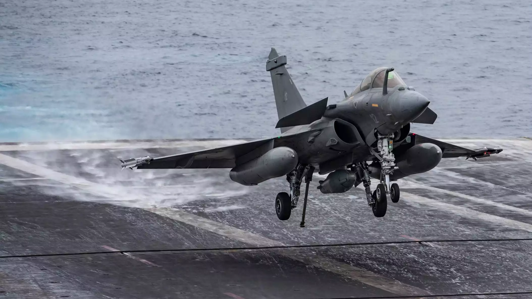 Rafale Marine en configuration nounou avec des réservoirs externes et la Nacelle de RAvitaillement de Nouvelle Génération (NARANG).