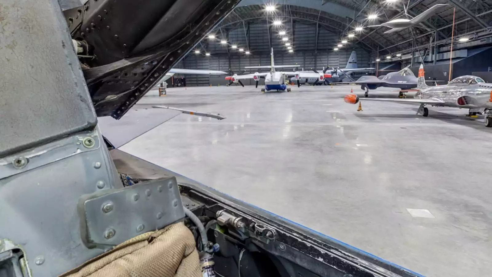Prise de vue de l'aile gauche du NF-16A du National Museum of the US Air Force.