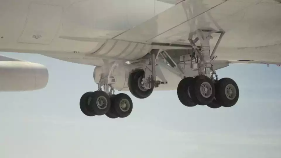 Le train d'atterrissage d'essai de navette spatiale entre le train d'atterrissage principal du CV-990 Landing Systems Research Aircraft (LSRA)(avril 1993).