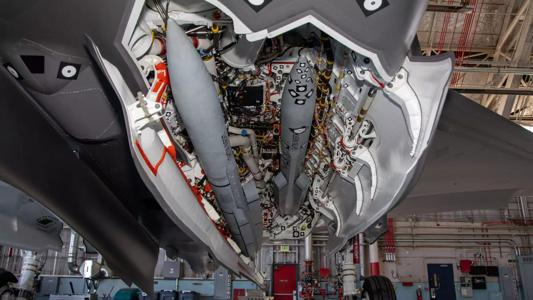 Essais d'intégration et de fixation de deux missiles air-air Meteor dans un F-35A Lightning II (3 décembre 2025).