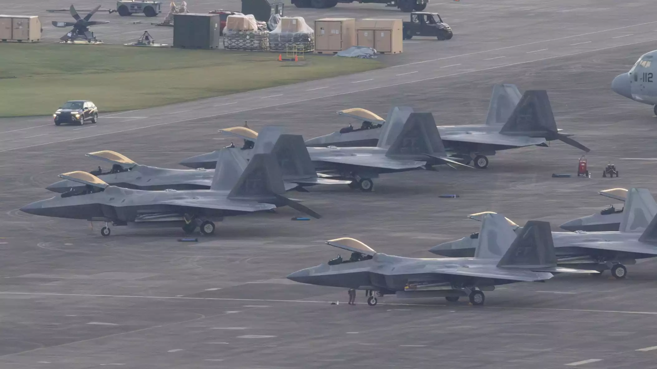 Six avions de chasse furtifs F-22A Raptor américains armés à minima d'AIM-9X Sidewinder à Roosevelt Roads (3 janvier 2026).