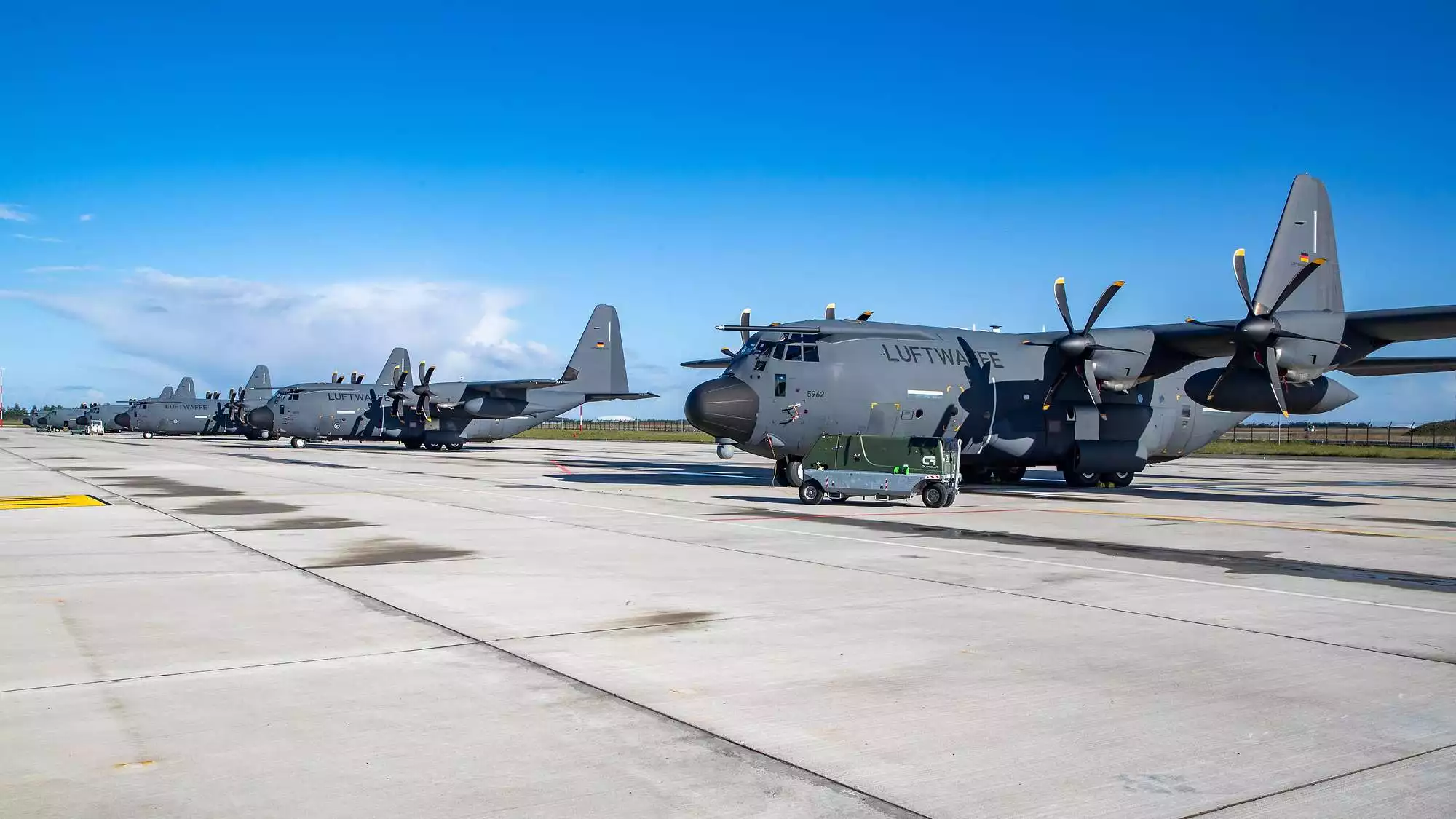 Parking de la base aérienne 105 d'Évreux-Fauville avec 4 KC-130J (3 au premier-plan, 1 en dernière position) allemands et d'autres Super Hercules français ou allemands (12 septembre 2024).