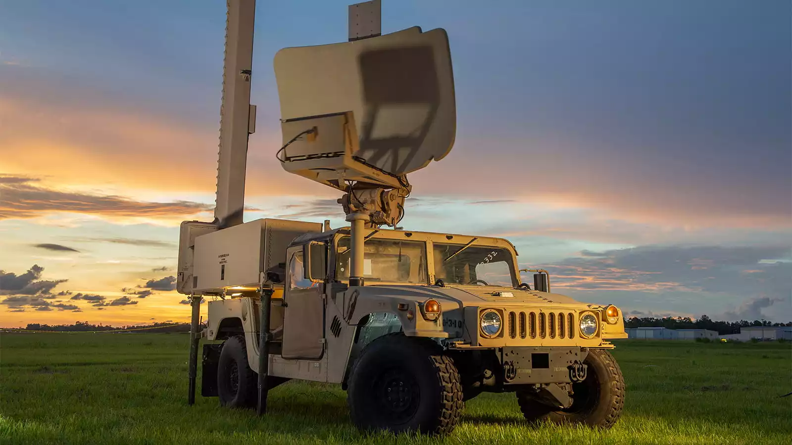 Le Humvee de détection du système ATNAVICS avec ses radars déployés.