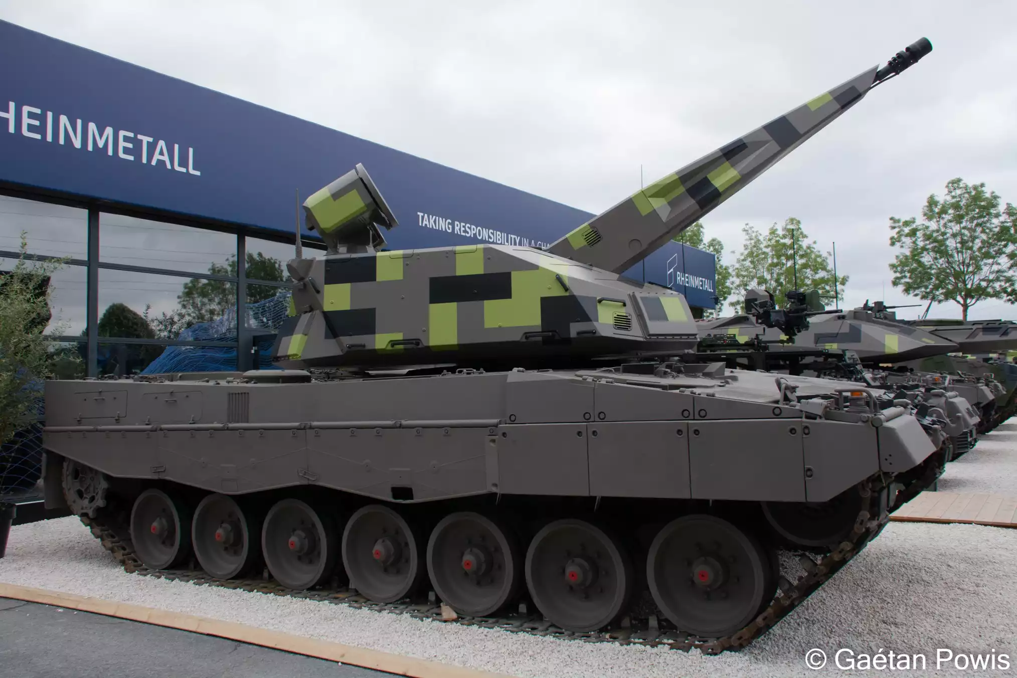 Système antiaérien mobile très courte portée hybride combinant la tourelle antiaérienne très courte portée Skyranger 35 sur un châssis de char de combat Pz.87 (Leopard 2A4 produit en Suisse)(de côté).
