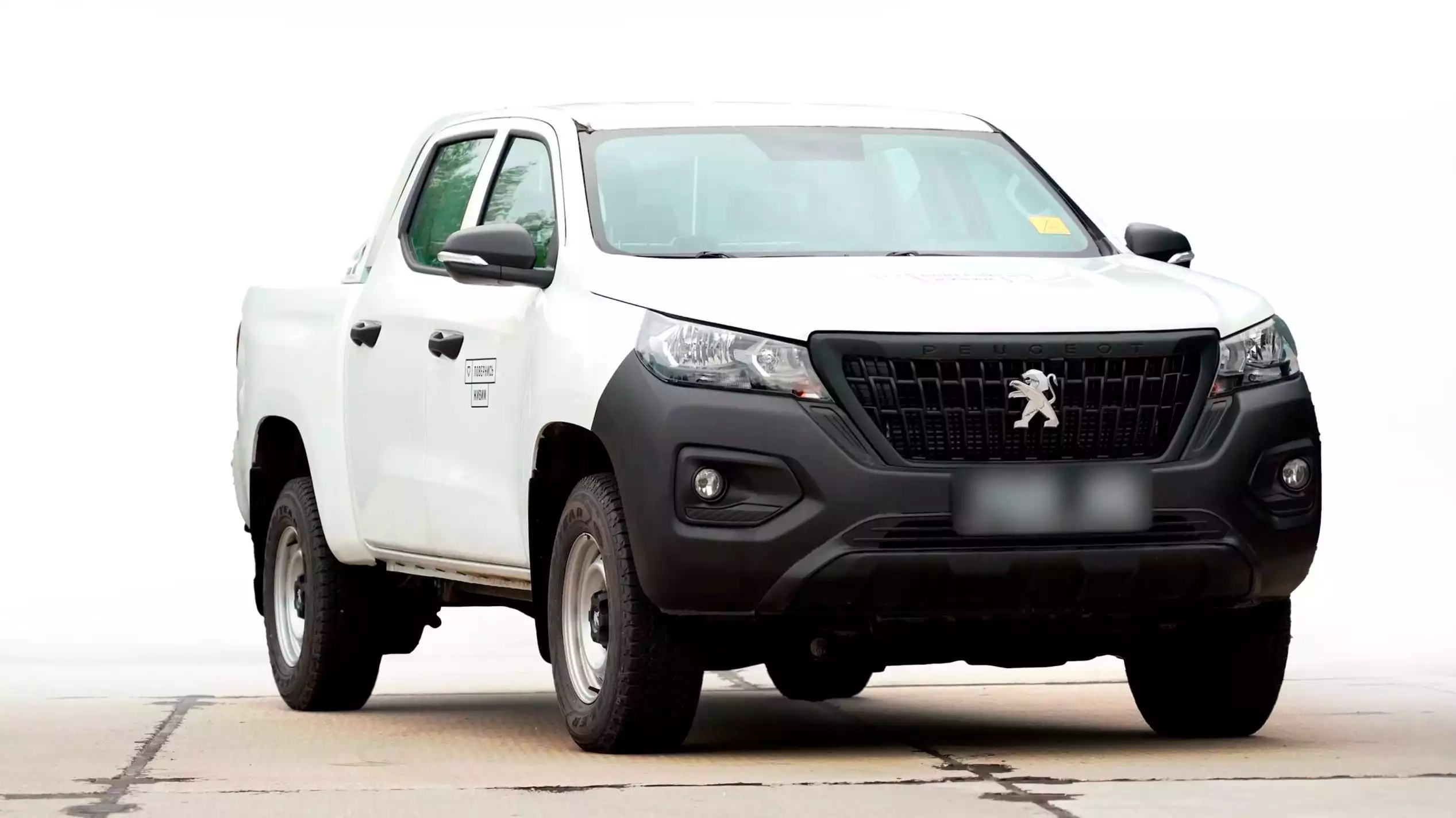 Voiture 4x4 Peugeot Landtreck de logistique légère au profit de l'unité mobile de maintenance des F-16AM ukrainiens.