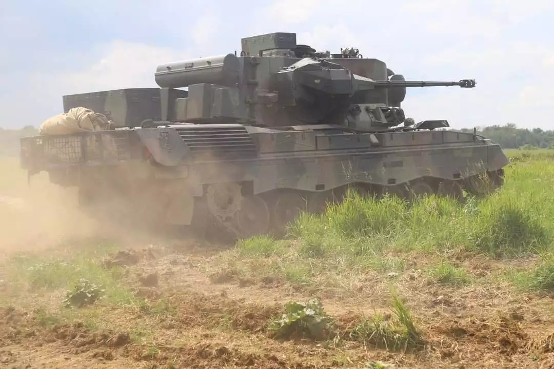 PRTL ex-hollandais (Flakpanzer Gepard) utilisé par les Forces armées ukrainiennes et facilement reconnaissable par son radar d'acquisition à antenne plate.