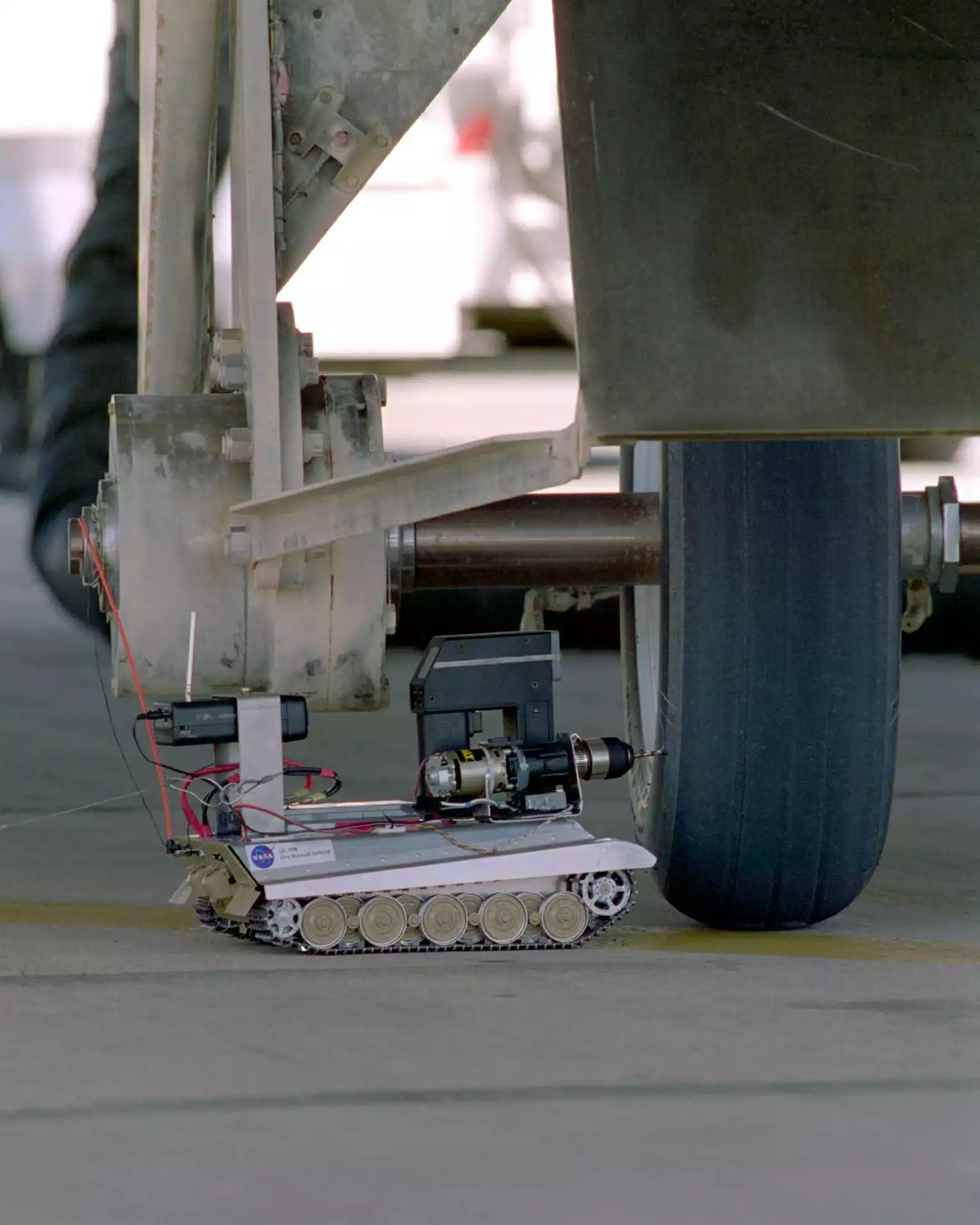 Après un essai sous le CV-990 LSRA, le pneu de la navette spatiale est percé par le Tire Assault Vehicle, sur châssis d'un modèle réduit de char Tigre II (27 juillet 1995).