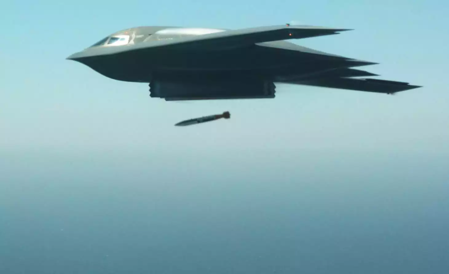 Rare image d'essai de largage d'une bombe nucléaire (d'essai) B-61 par un bombardier stratégique B-2A Spirit américain (24 août 2015).