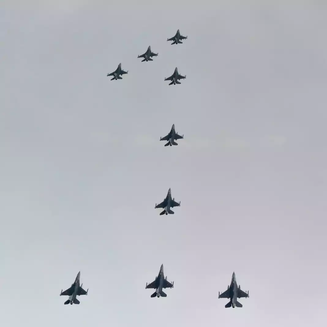 Huit F-16AM et un F-16BM Fighting Falcon lors du dernier vol sur Fighting Falcon de la 1ère Escadrille de la Force aérienne belge (25 septembre 2025).