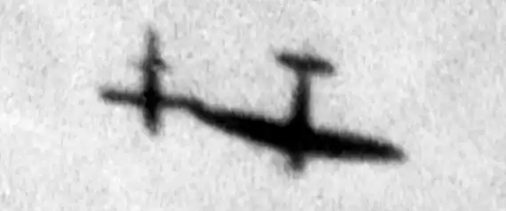 Rare image d'un chasseur Spitfire en train de faire basculer une bombe volante allemande V-1 (1944).
