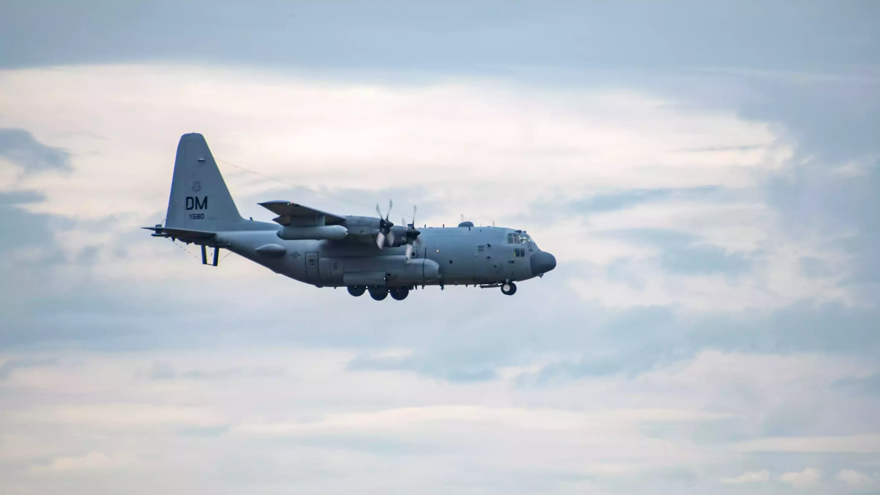 Atterrissage à Davis-Monthan d'un avion de guerre électronique EC-130H Compass Call de l'USAF (31 août 2021).