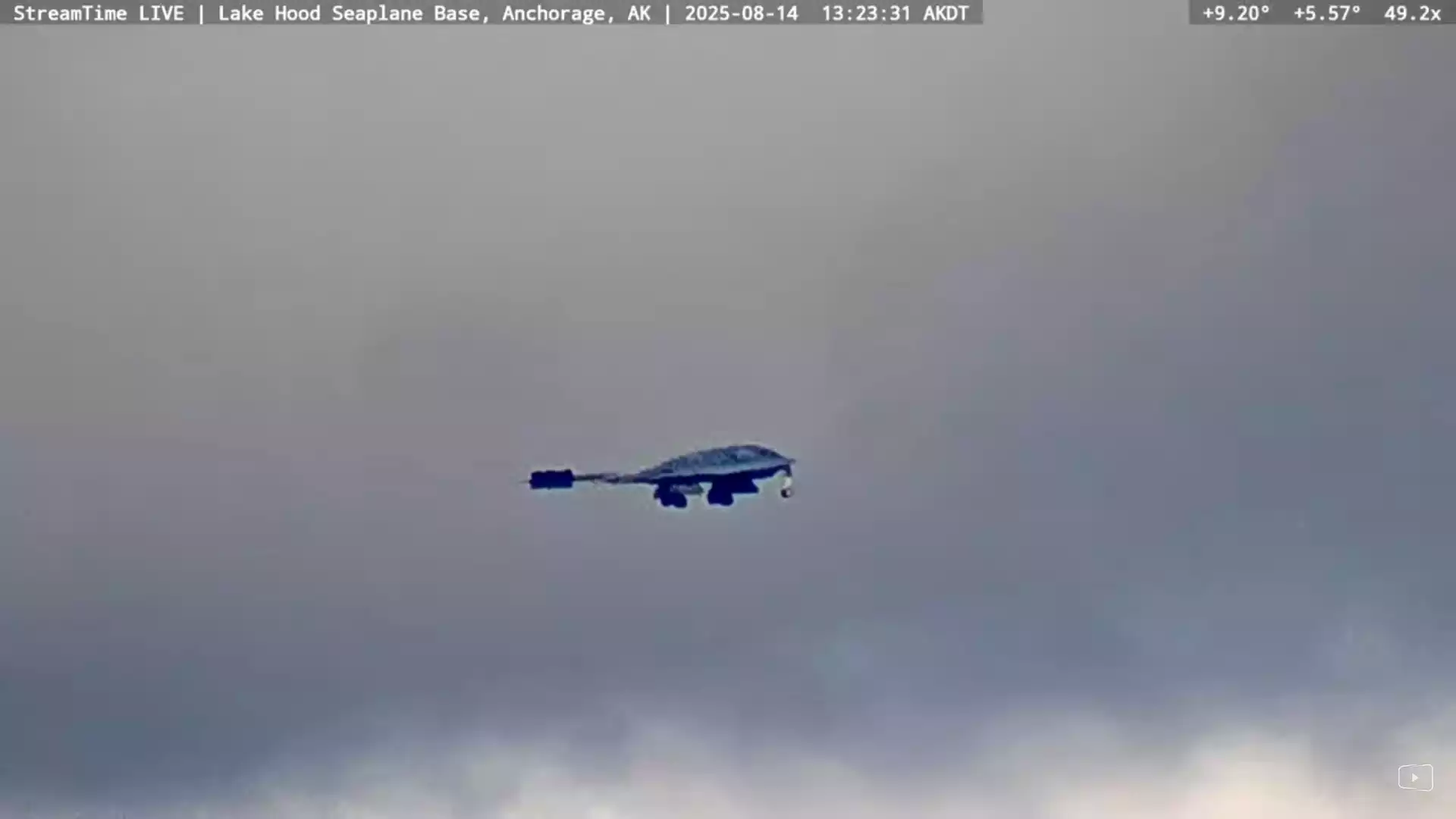 Capture d’écran du live StreamTime Live avec l’arrivée d’un des deux bombardiers stratégiques B-2A Spirit à Elmendorf (Alaska) la veille du sommet Trump-Poutine (14 août 2025).