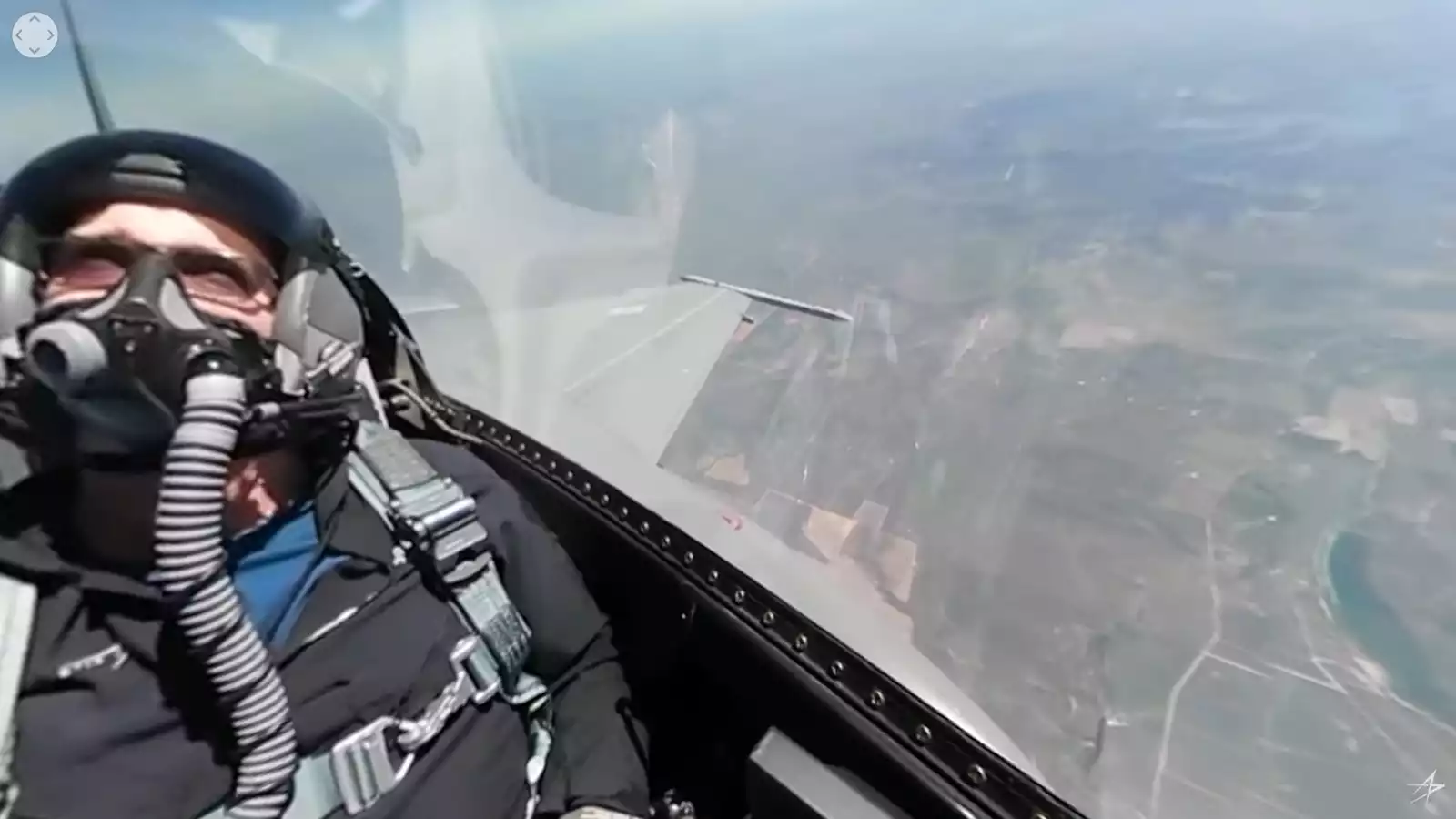 Vue de l'aile gauche d'un F-16D Fighting Falcon prise depuis la place arrière (31 mai 2017).