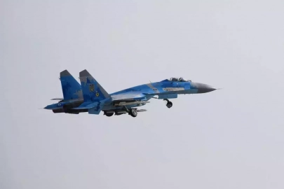 Île aux Serpents : attaques de TB2 et de Su-27 ukrainiens !