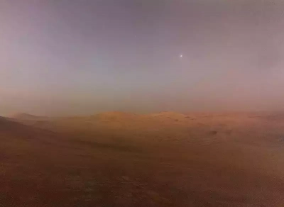 Déimos dans l’aube du ciel martien