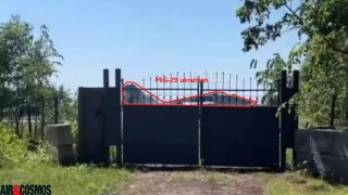 Il filme son grillage et aperçoit un avion de combat MiG-29 sur la route juste en face : que sont les bases aériennes temporaires en Ukraine ?