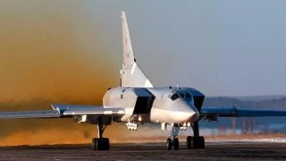 Un bombardier stratégique russe attaque un navire transportant du grain en mer Noire