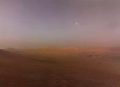 Déimos dans l’aube du ciel martien