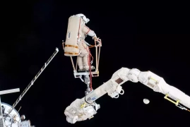 Sortie extravéhiculaire au clair de Lune