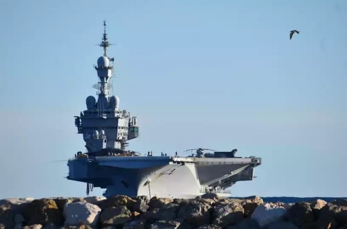 Le Charles-de-Gaulle part pour moins d'un mois de mission