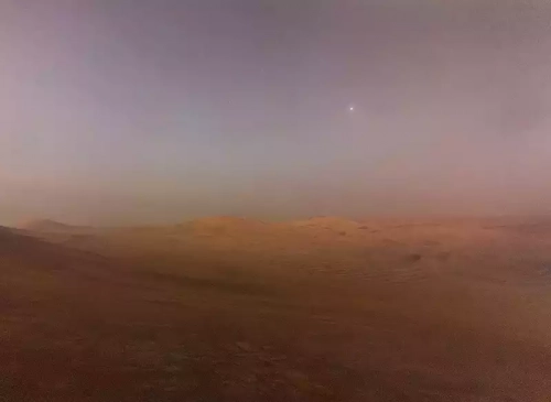 Déimos dans l’aube du ciel martien